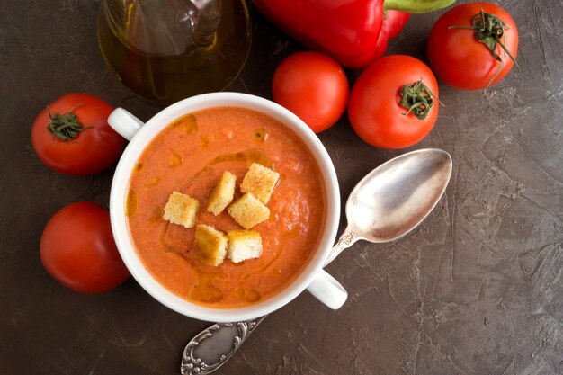 Soupe traditionnelle de gaspacho froid. Cuisine espagnole et méditerranéenne.