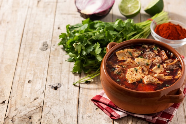 Soupe traditionnelle mondongo ou el menudo sur table en bois