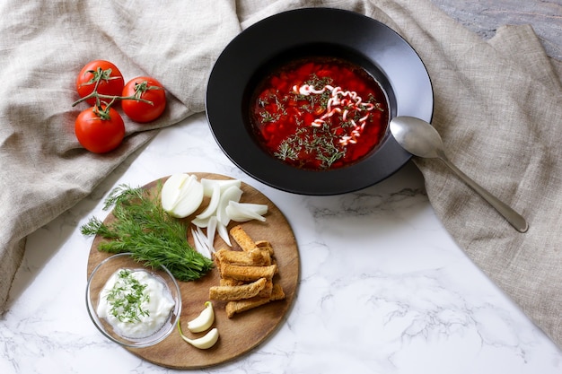 Photo soupe traditionnelle russe bortsch et oignon avec du pain