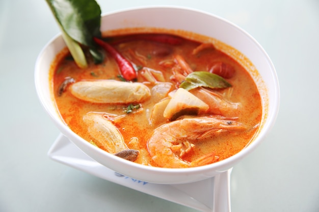 Soupe traditionnelle thaïlandaise aux crevettes épicées, Tom yum kung