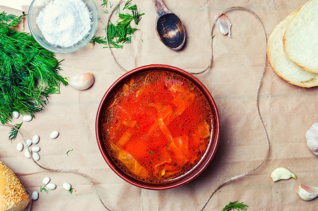 Photo soupe traditionnelle ukrainienne de betteraves rouges borshch avec betteraves nourriture nationale ukrainienne et russe