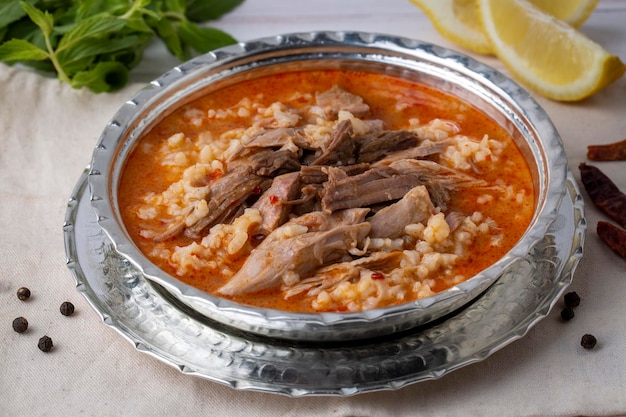 Soupe turque Beyran avec viande d'agneau Riz haché Sauce à l'ail et au vinaigre Aliments biologiques traditionnels Soupe traditionnelle de Gaziantep Turquie Nom turc Beyran corbasi