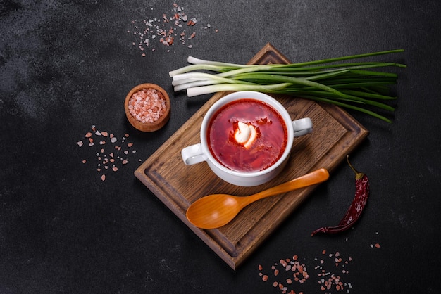 Soupe ukrainienne traditionnelle de bortsch faite de betterave, de carotte, de chou, de tomate et de boeuf
