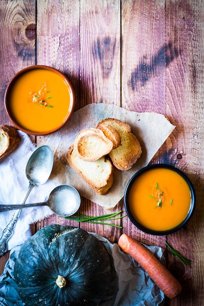 Soupe végétalienne délicieuse à la citrouille