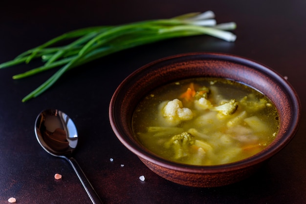 Soupe végétalienne fraîche au brocoli, chou-fleur, asperges et carottes. Nourriture végétalienne saine et utile