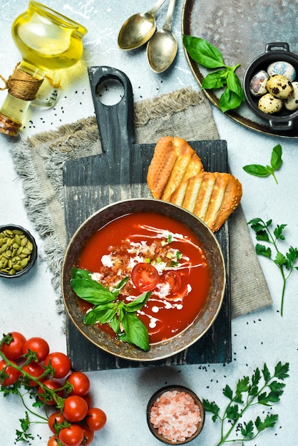 Soupe végétalienne de tomates au basilic et à la crème Dans un bol Le concept de nourriture végétarienne