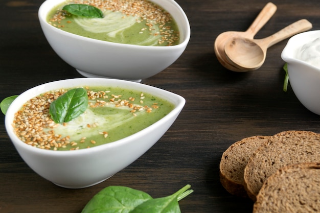 Soupe végétarienne aux épinards dans une assiette blanche.