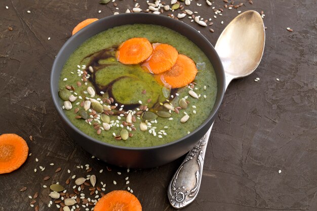 Soupe végétarienne aux épinards avec graines de sésame et lin.