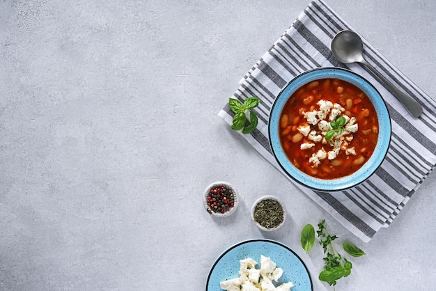 Soupe végétarienne aux haricots blancs et légumes sur fond clair vue de dessus copie espace