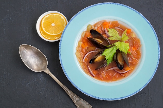 soupe végétarienne aux légumes et fruits de mer