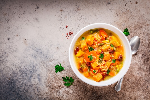 Soupe végétarienne aux lentilles et citrouille dans une assiette blanche, vue de dessus. Concept de nourriture végétalienne saine.