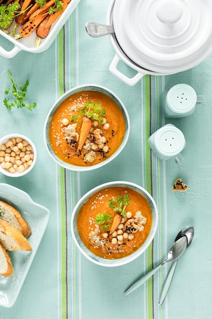 Soupe végétarienne à la citrouille et aux carottes d'automne avec pois chiches et quinoa Nourriture réconfortante automne hiver concept d'aliments sains