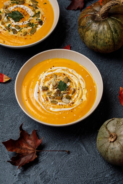 Soupe végétarienne à la crème de citrouille d'automne avec des graines dans des bols blancs. Soupe à la citrouille