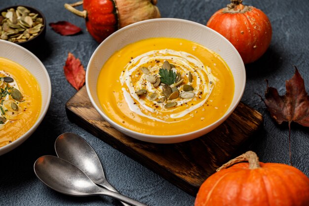 Soupe végétarienne à la crème de citrouille d'automne avec des graines dans des bols blancs. Soupe à la citrouille