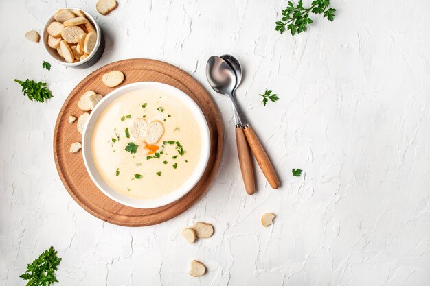 Soupe végétarienne crémeuse dans un bol