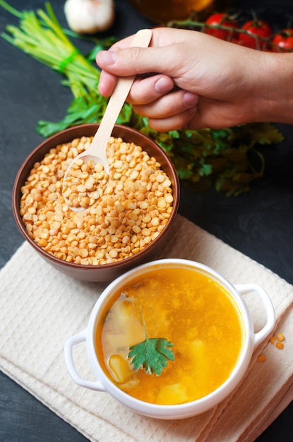 Photo soupe végétarienne de pois avec pommes de terre et légumes verts nourriture légumineuse petit déjeuner sain