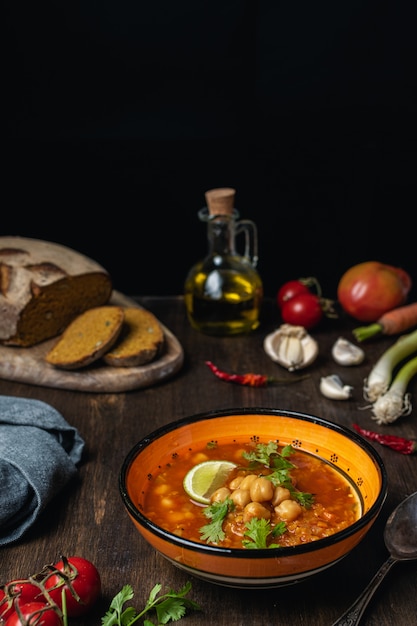 Soupe végétarienne ou végétalienne aux légumes, lentilles et pois chiches, source de protéines