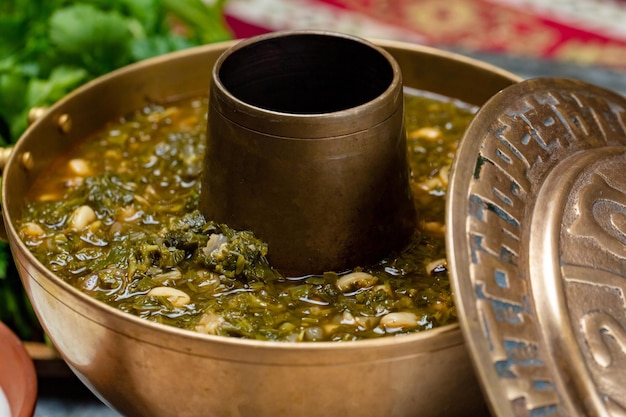 Soupe verte avec l'ajout de diverses herbes et pois