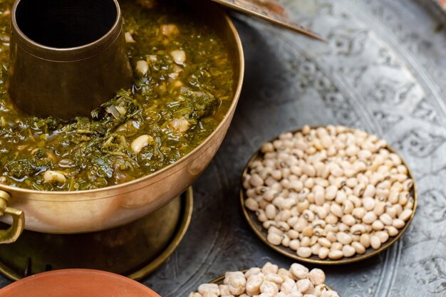 Soupe verte avec l'ajout de diverses herbes et pois