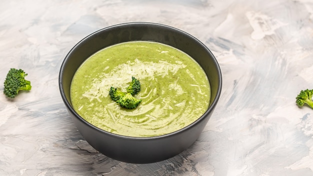 Soupe verte fraîche et saine avec du parmesan