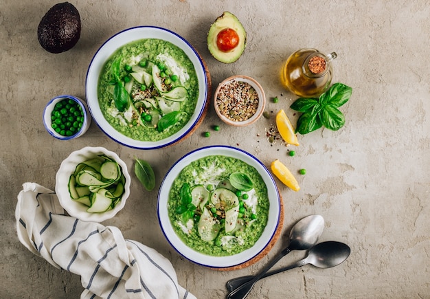 Soupe verte froide Gaspacho avec concombre, pois verts, feuilles de basilic et avocat