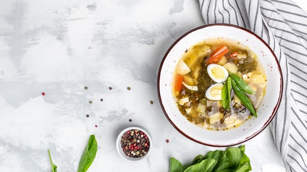 Soupe verte à l'oseille et aux pommes de terre sur un lieu de recette de menu de bannière de fond blanc pour la vue de dessus de texte