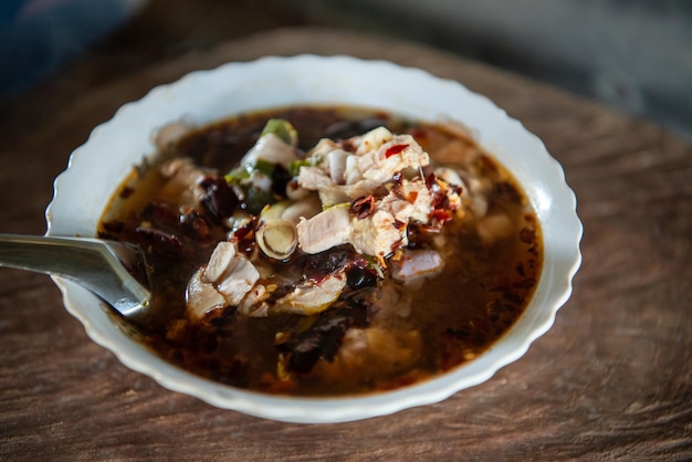 Soupe de viande aigre-piquante Tom Yum porc ou poulet