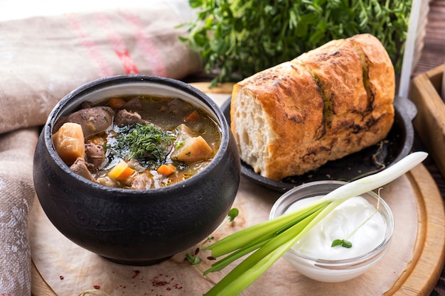 Soupe de viande aux légumes dans une casserole.