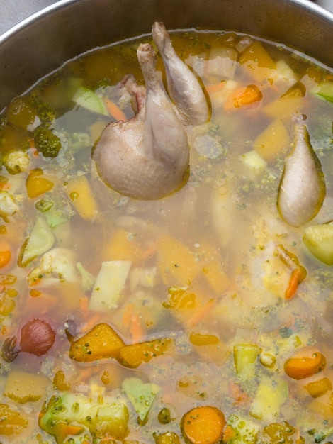 Photo soupe à la viande de caille et légumes en pot