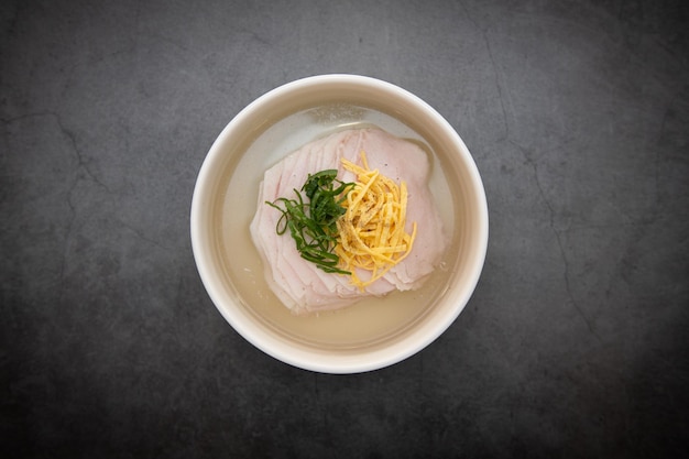 Soupe à la viande dans un bol blanc