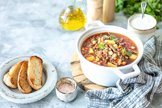 Soupe de viande hachée épaisse avec tomates, haricots, pois chiches et légumes. Dîner sain. Espace copie