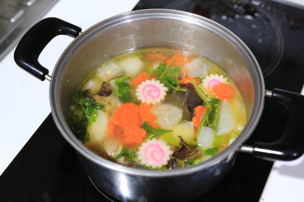 Soupe de viande et légumes avec du persil dans une casserole chaude.