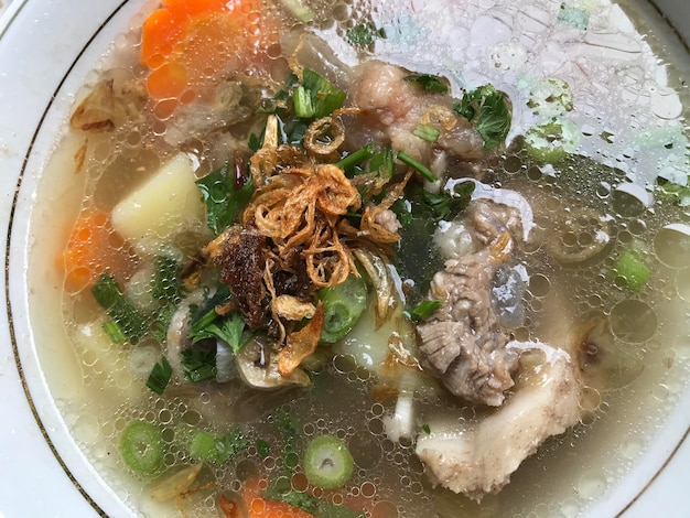 Soupe à la viande de poulet avec sauce aux légumes