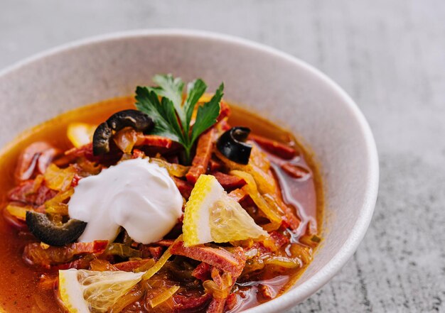 Photo soupe de viande et de sel solyanka dans un bol