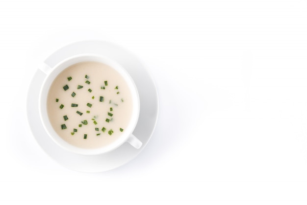 Soupe vichyssoise française dans un bol isolé sur blanc, vue de dessus, espace copie
