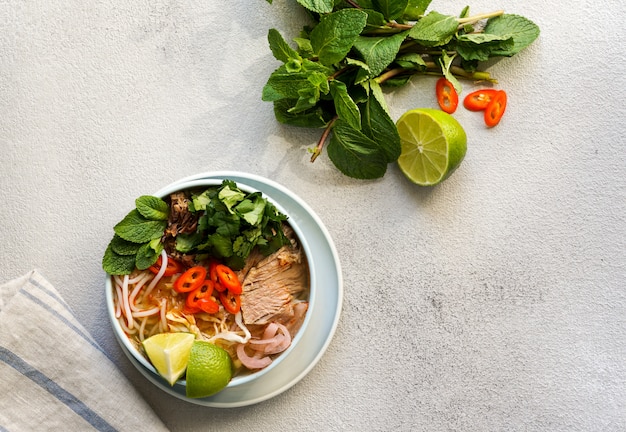 Soupe vietnamienne aux nouilles de boeuf épicée.