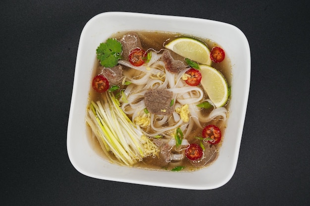 Soupe vietnamienne de nouilles Pho Bo au boeuf et épices