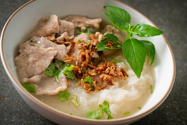 Soupe vietnamienne Pho Bo au porc et nouilles de riz