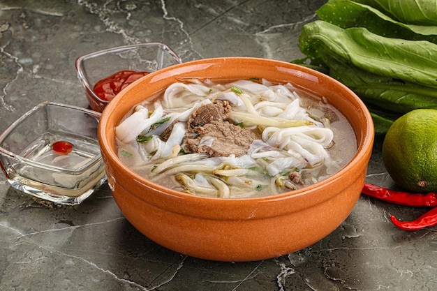 Photo soupe vietnamienne pho bo avec du bœuf