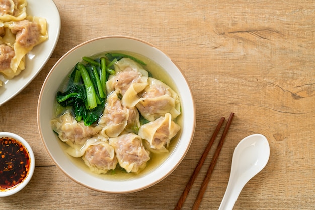 soupe wonton au porc ou soupe de boulettes de porc aux légumes - style de cuisine asiatique