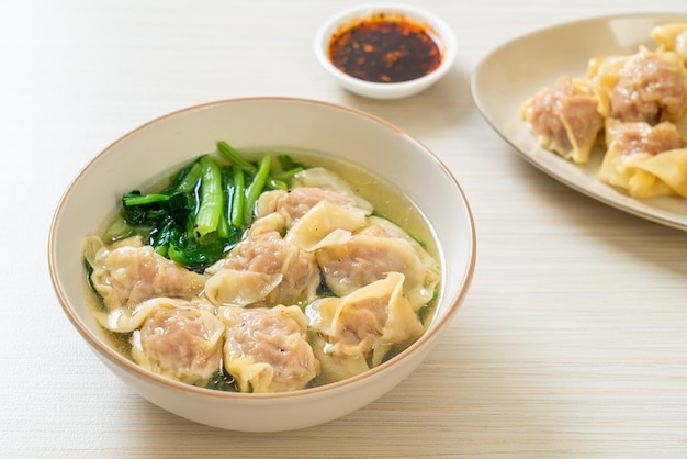 soupe wonton au porc ou soupe de boulettes de porc aux légumes - style de cuisine asiatique