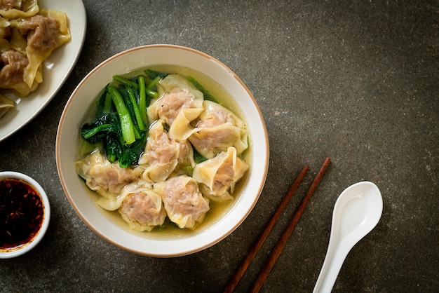 Soupe wonton au porc ou soupe de boulettes de porc aux légumes