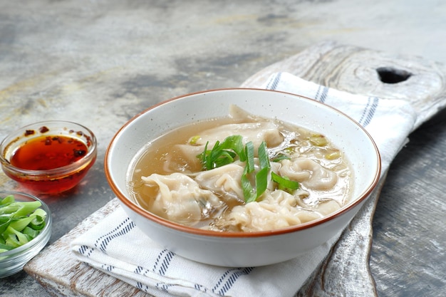 soupe wonton à l'huile de piment et à l'oignon vert, cuisine chinoise, style de cuisine asiatique