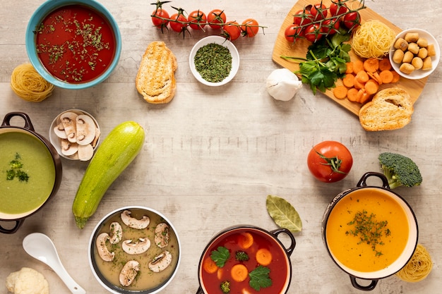 Photo les soupes à la crème de légumes et les ingrédients copient l'espace