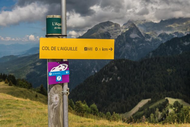 Soupir touristique sur le sentier dans les Alpes françaises