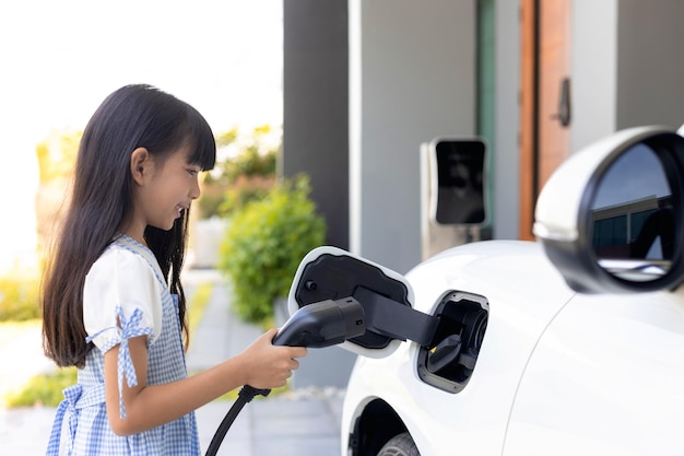 Source d'alimentation durable pour un style de vie progressif illustré par une fille tenant une prise EV