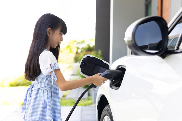 Source d'alimentation durable pour un style de vie progressif illustré par une fille tenant une prise EV