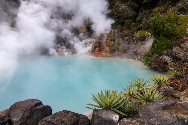 Source chaude d'eau bleue d'Umi Jigoku L'une des huit sources chaudes est un point de repère dans l'emplacement touristique de Beppu Oita au Japon