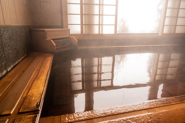 Source chaude thermale de style japonais Onsen