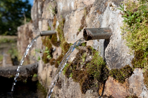 Source de deux tuyaux d&#39;eau claire